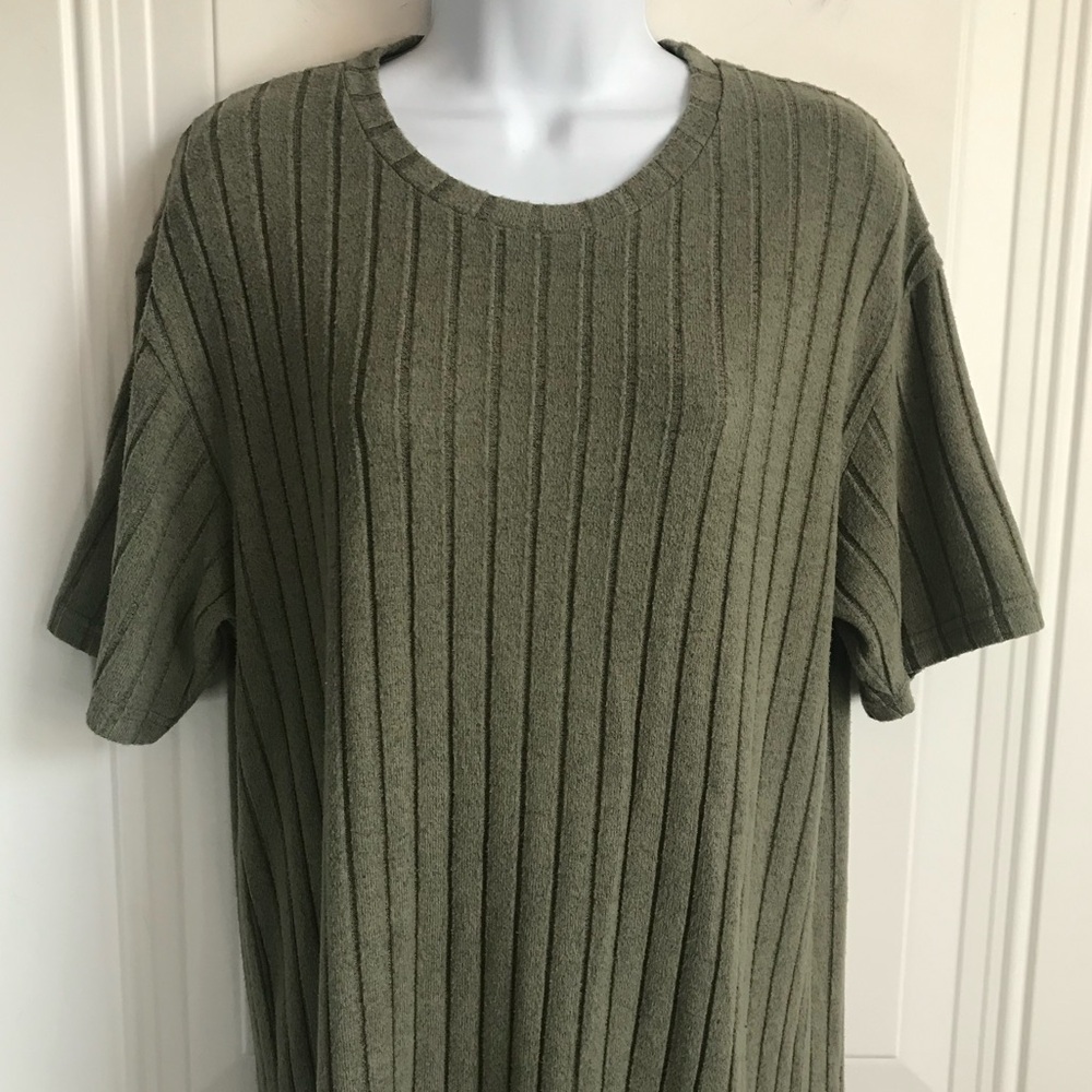 🔴 4/$15 Unbranded Women’s M Olive Green Ribbed Crewneck Short Sleeve Top in EUC - Picture 9 of 16